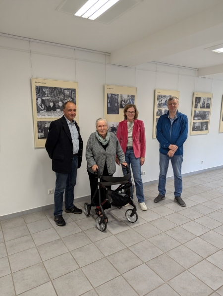 Eröffnung der Ausstellung samt Biografie von Heinrich Klösener (v.l.: Carsten Tegethoff, Gisela Hagenbäumer, Kirsten John-Stucke, Wilhelm Grabe). © Kreismuseum Wewelsburg